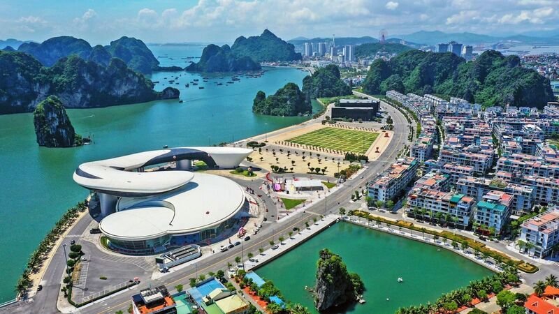 Hạ Long - thành phố hiện đại giữa lòng di sản thiên nhiên